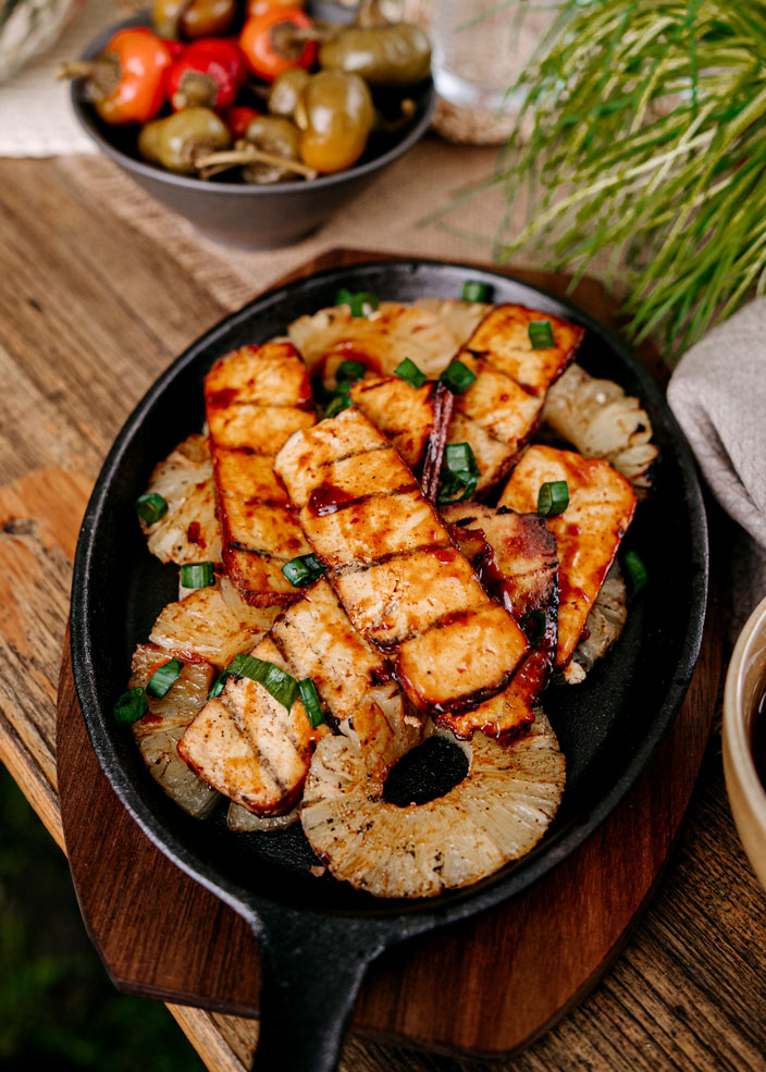 SMOKY BBQ TOFU NA GRILOVANOM ANANÁSE